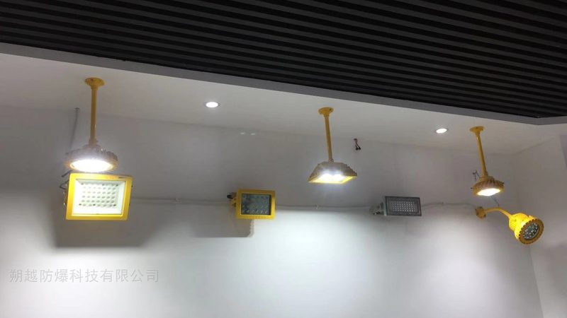 以下是一些适合酒店床头照明的灯具型号推荐：